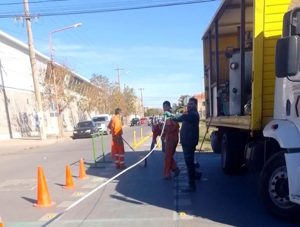 Tras el deterioro, se inició el repintado de ciclovías en Viedma