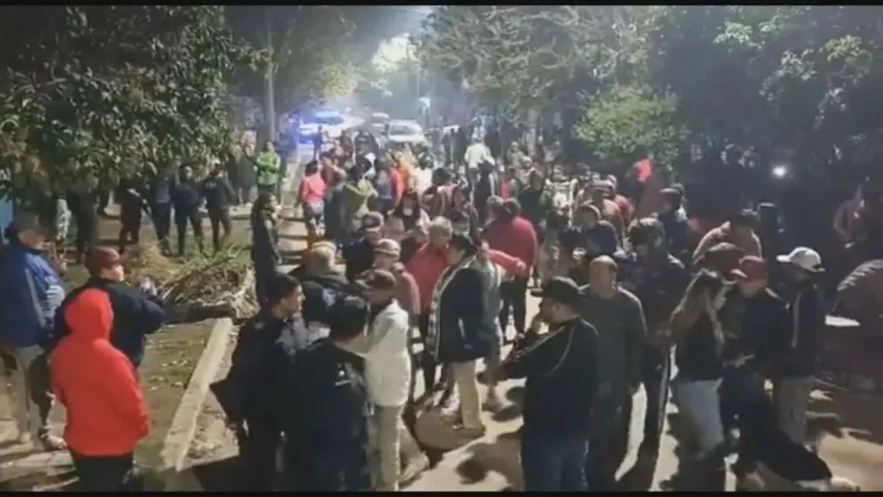 Vecinos quisieron linchar a un hombre acusado de abuso sexual y le incendiaron el auto