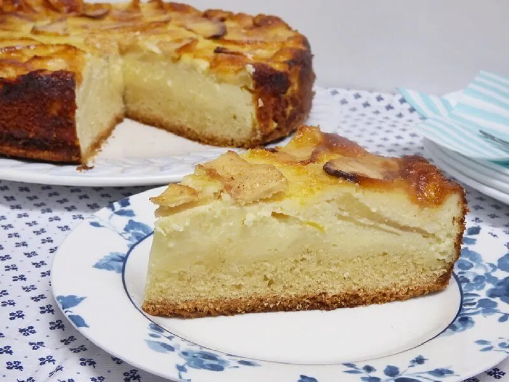 Riquísima: hacé una torta de queso y manzana