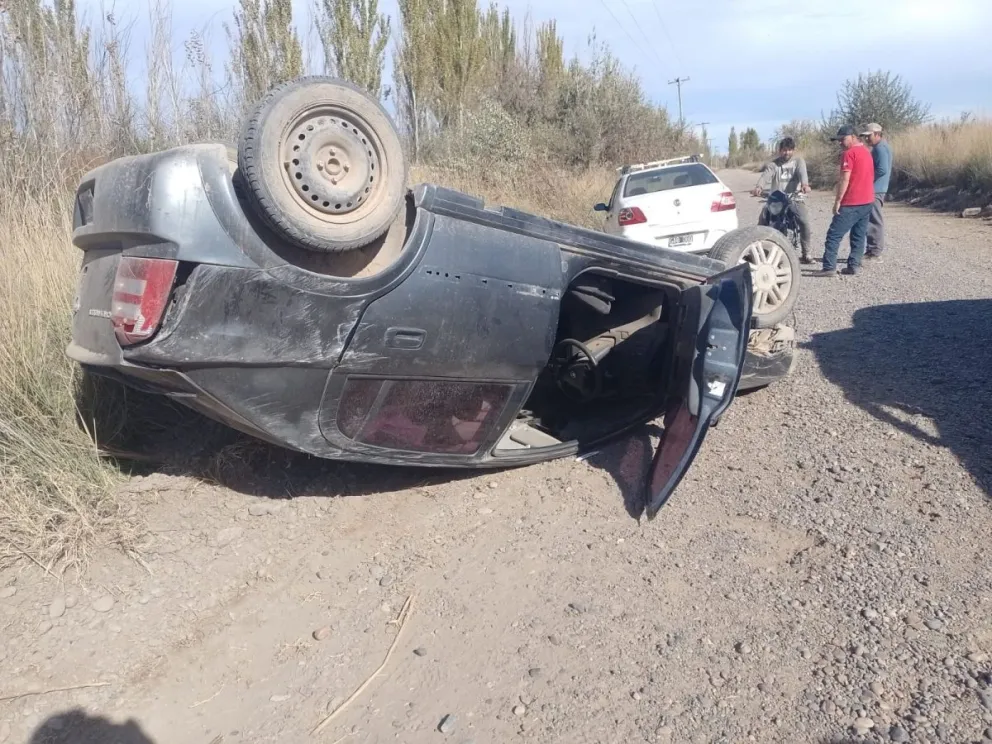 Un adolescente destrozó el auto de la familia