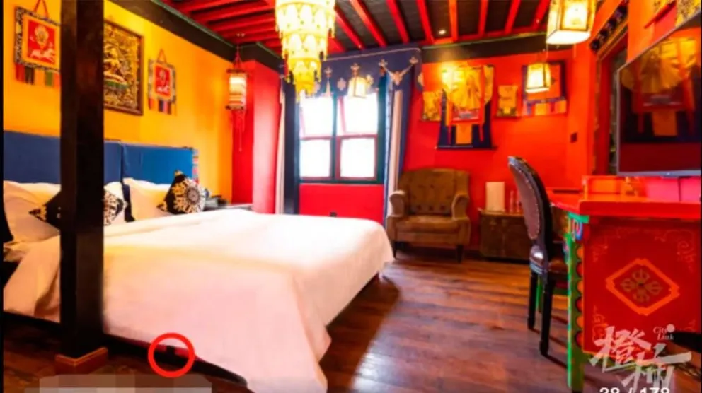 Pide al hotel que lo indemnicen por haberlo hecho dormir con un cadáver debajo de su cama