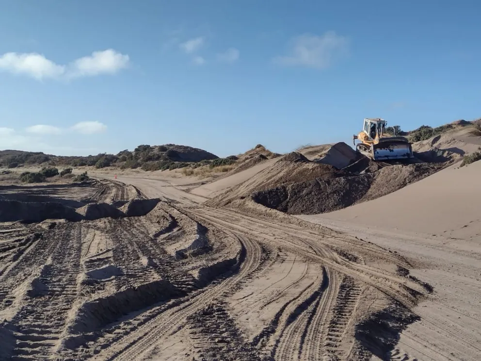 Corren un médano en el Camino de la Costa para que puedan pasar los pescadores