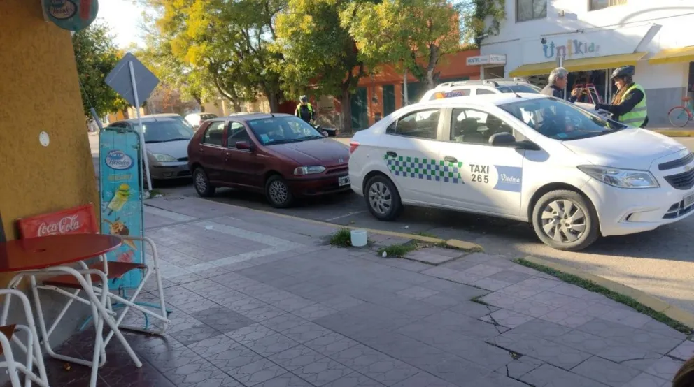 Insólita discusión entre dos automovilistas en la esquina del Zatti obligó a la intervención policial  