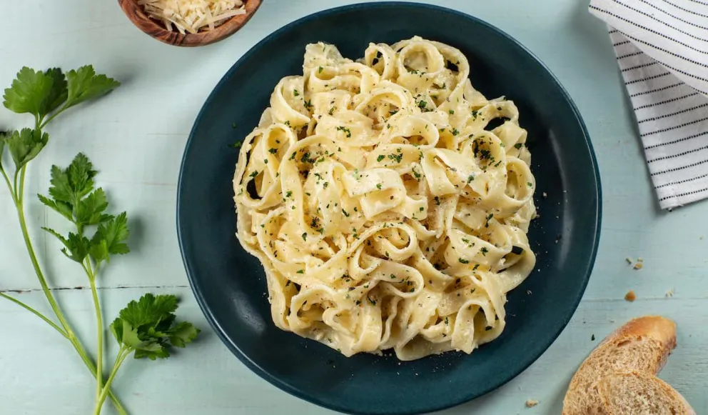 Un clásico: aprende a hacer fetuccini con salsa Alfredo
