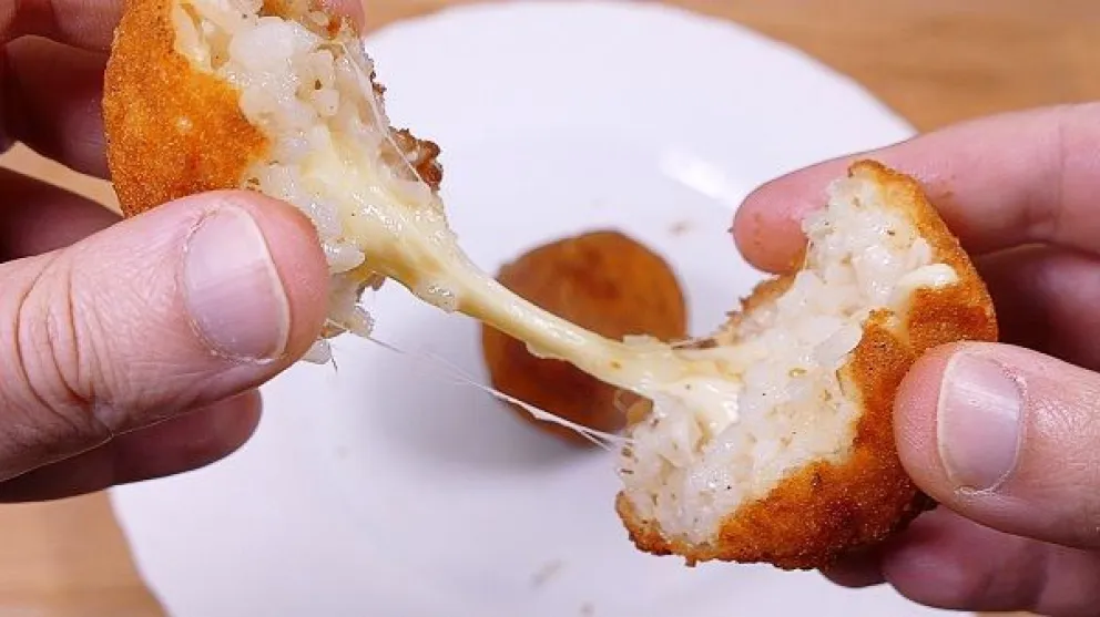 ¿No sabes que cocinar? Preparate en treinta minutos estas bolitas de arroz y queso 
