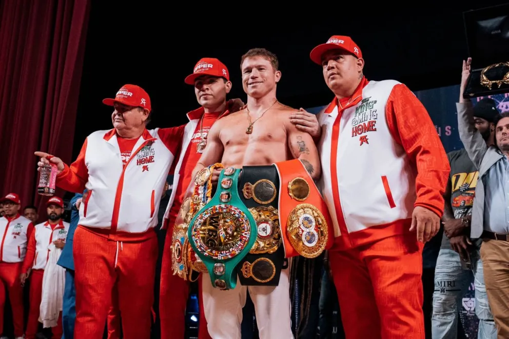 Canelo expone sus cuatro cinturones ante John Ryder