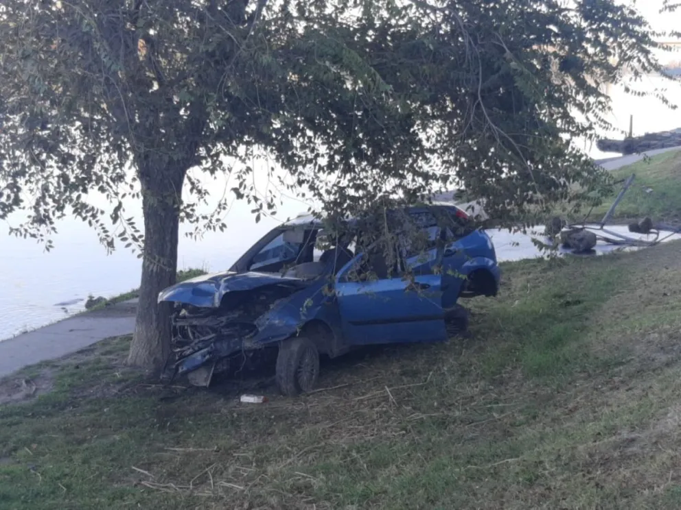 Accidente: Un árbol evitó que terminaran dentro del río 