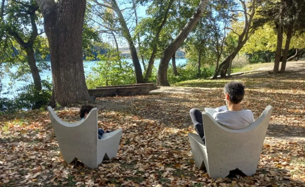 Sillones en la Costanera, para el descanso y la lectura