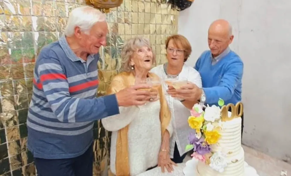 Una ex telefonista cumplió 100 años de edad y la familia se juntó para festejarlo 