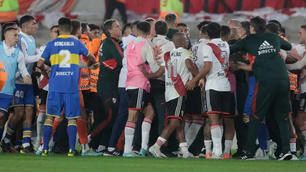 En un bochornoso final, River se quedó con el Superclásico