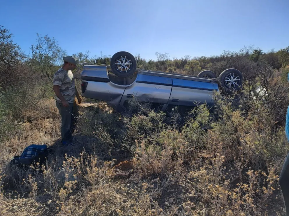 Un electrizante susto, vuelco y un auto quedó con las ruedas para arriba