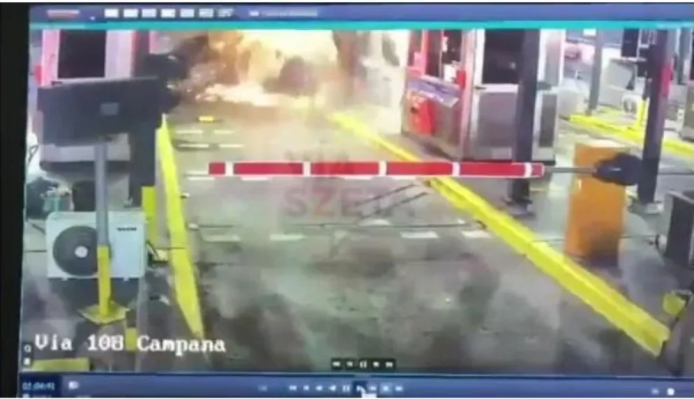 Impactante video: chocó contra un peaje a 120 kilómetros por hora y murió en el acto 