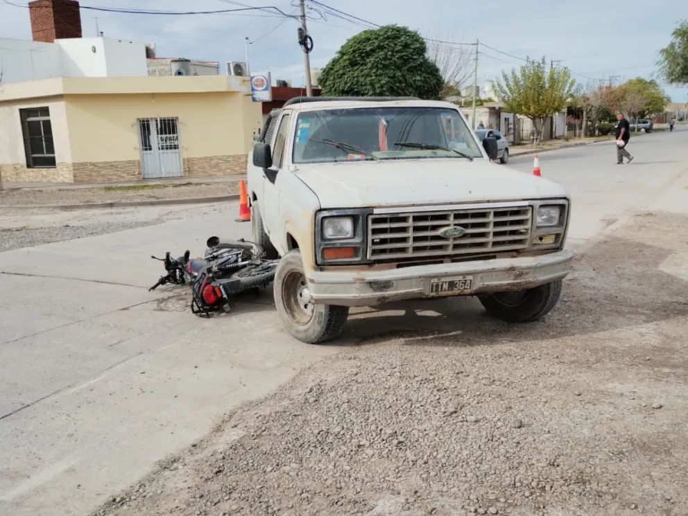 Una motocicleta terminó debajo de una camioneta