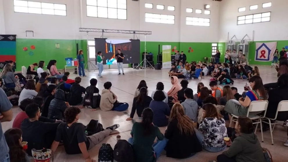 Profesionales del Hospital Zatti y adolescentes en secundaria hablan en el mismo tono