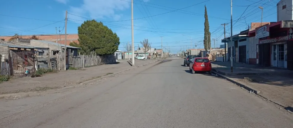 Iba a tomar el colectivo para ir a la escuela, lo revolcaron en el piso y le robaron la mochila