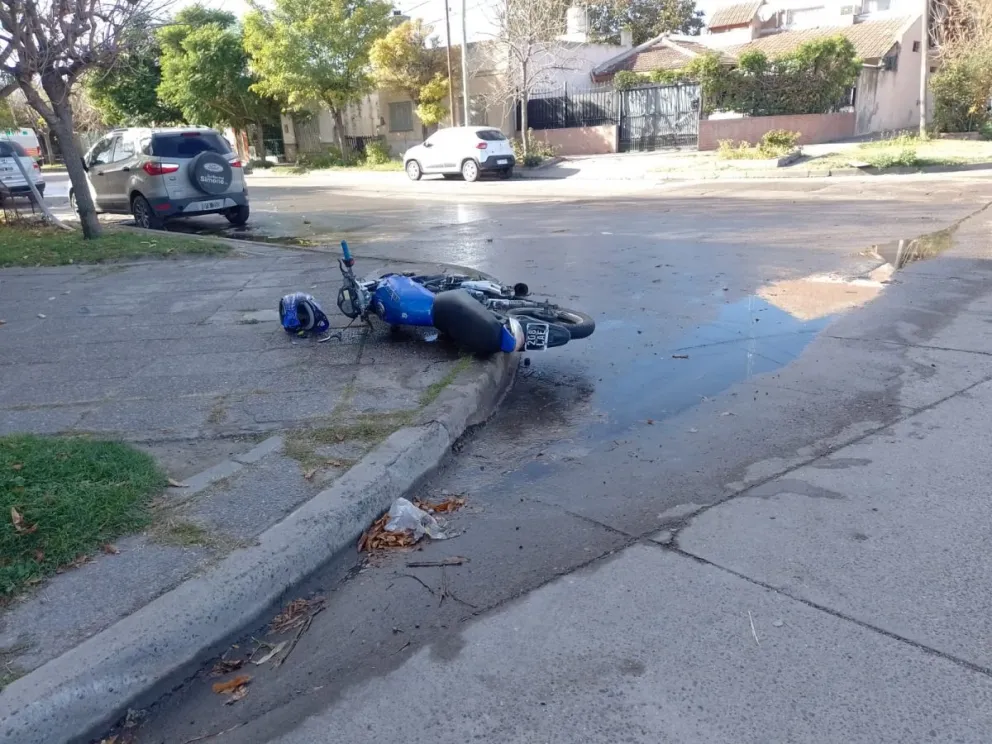Un anciano se encandiló y chocó a un motociclista que quedó inconsciente