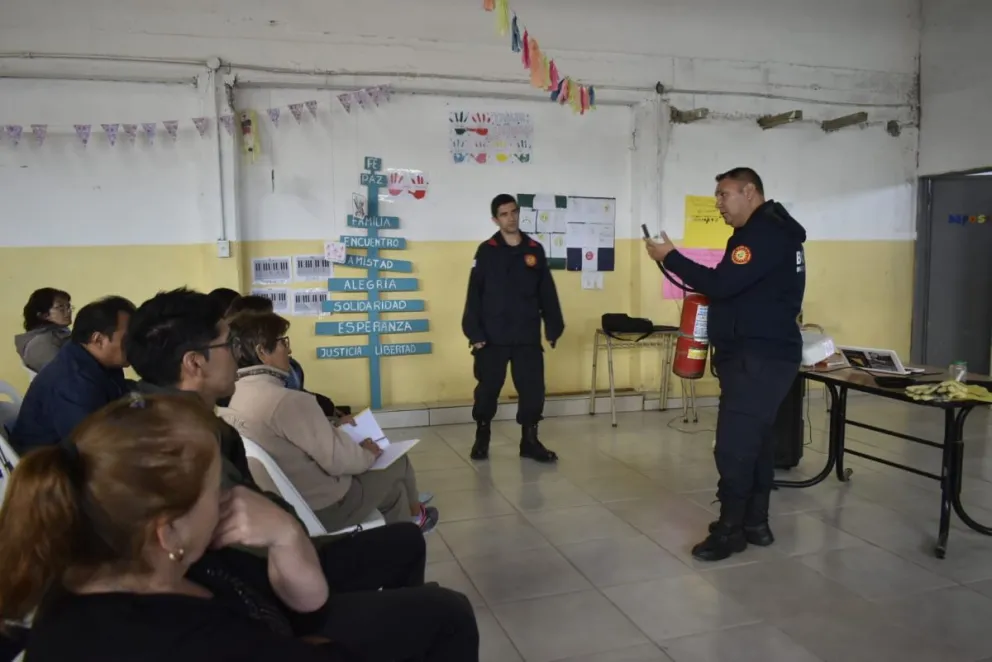 Bomberos salen a los barrios para capacitar a los vecinos y prevenir incendios