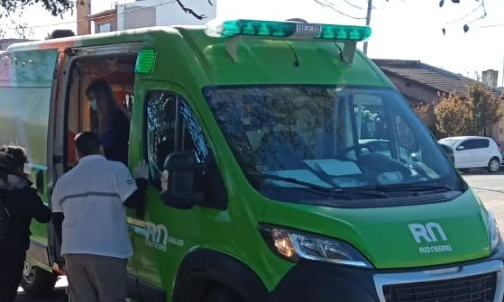 Choque en una peligrosa esquina sin semáforos, y susto en un micro escolar