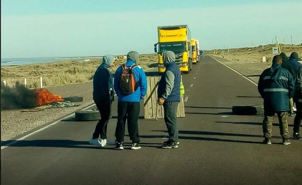 Por la emergencia pesquera, los trabajadores salieron a protestar en la ruta