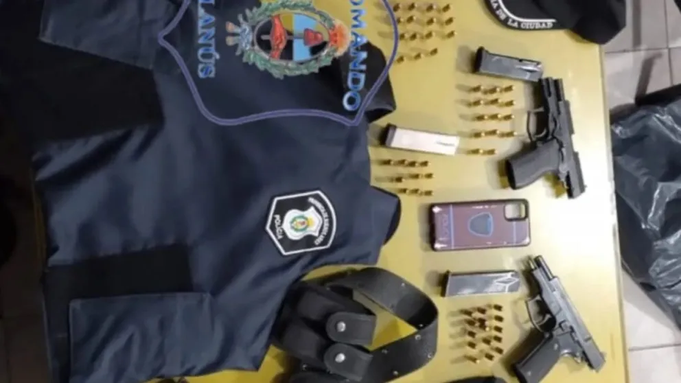 Detuvieron a tres policías que le robaron a una joven: tenían armas de guerra y drogas