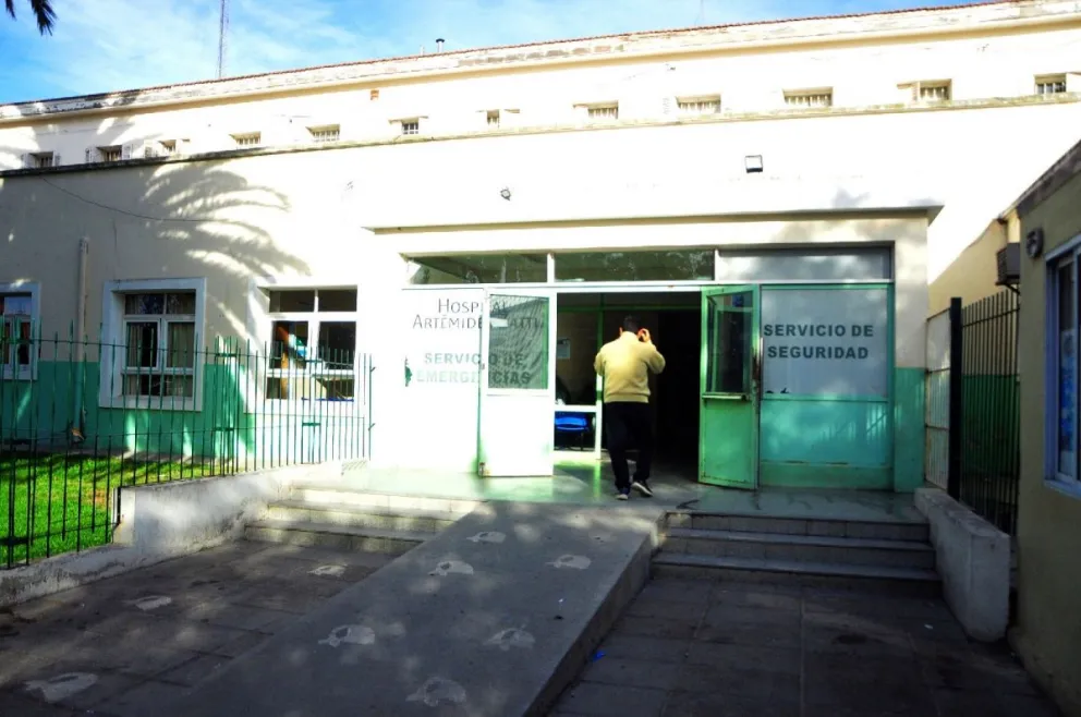 Dramático: una mujer está durmiendo en la guardia del hospital con su nene porque no consigue alquiler