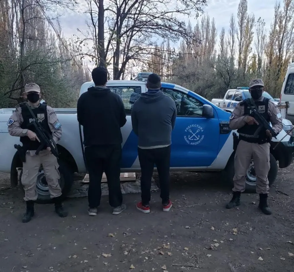 Video: hubo un triple allanamiento por drogas en Río Negro y dos perros fueron claves