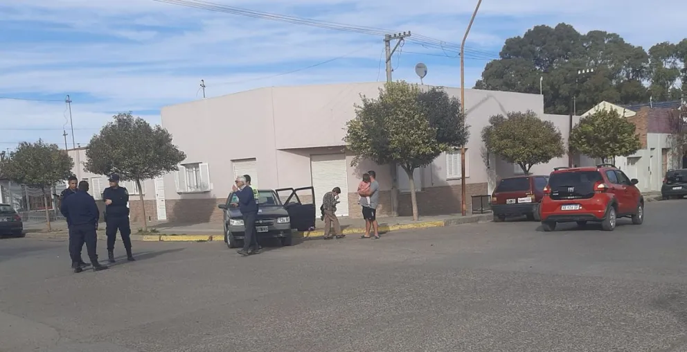 Chocaron en Comodoro Rivadavia y Sánchez de Rial: un vehículo terminó sobre la vereda