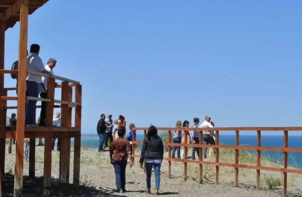 “Ratas”: vandalizaron cartelería de un mirador del camino de la Costa