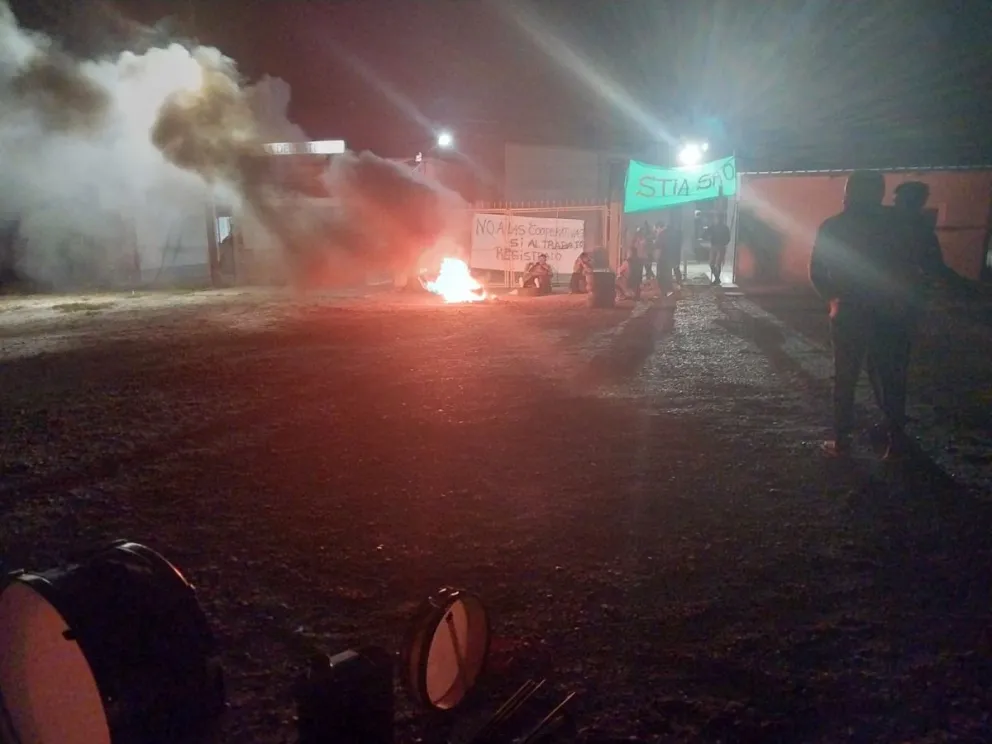 Crisis pesquera: trabajadores decidieron acampar frente a la empresa Perla del Este