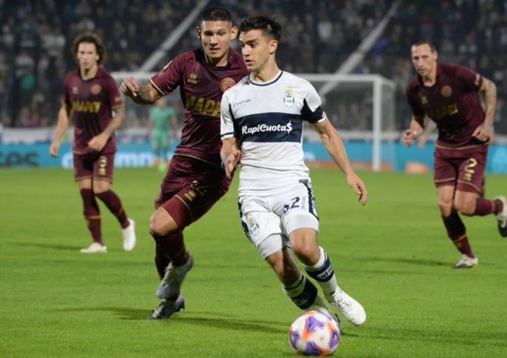 Video: perdió a su mamá, lo licenciaron, pero pidió jugar y la gente lo ovacionó