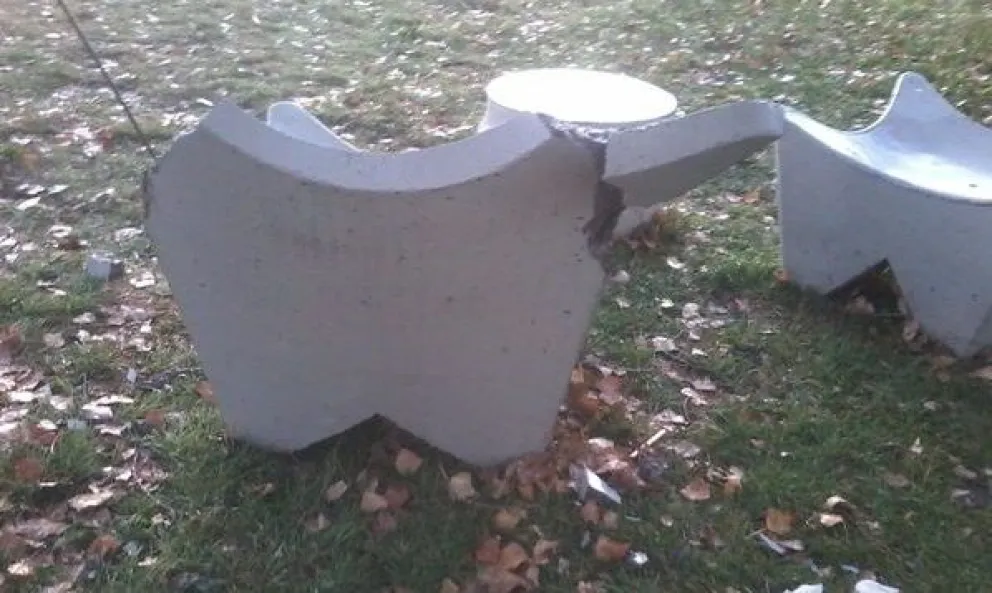 Indignante: vandalizaron los bancos que fueron colocados el fin de semana en la costanera de Viedma 