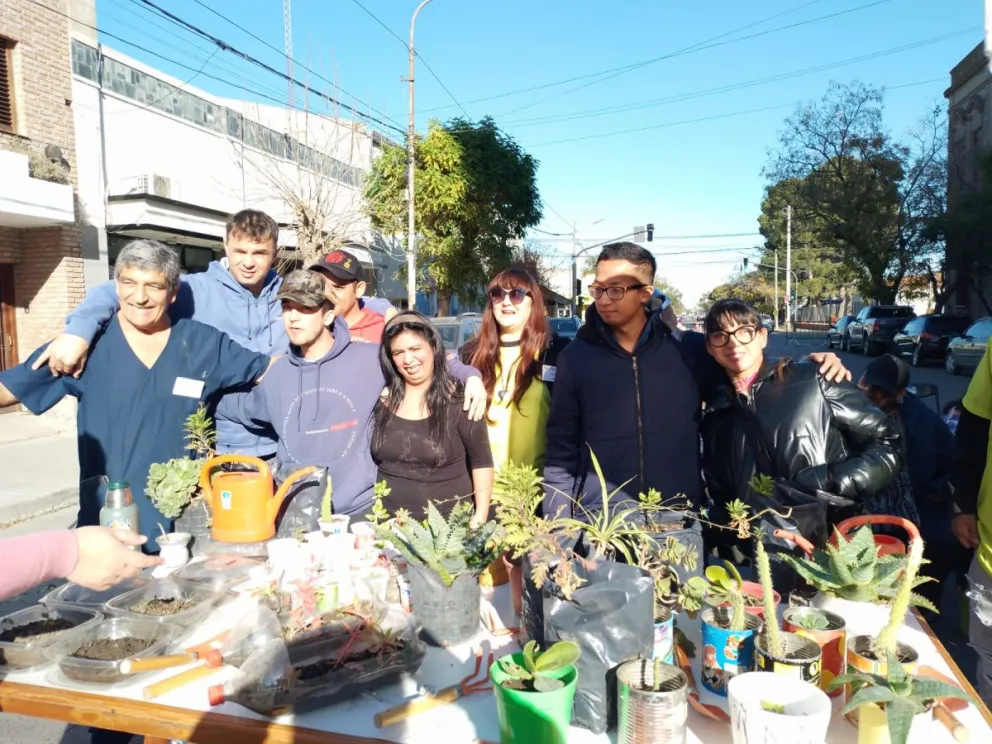 Emprendedores viedmenses expusieron sus trabajos en calle 25 de Mayo