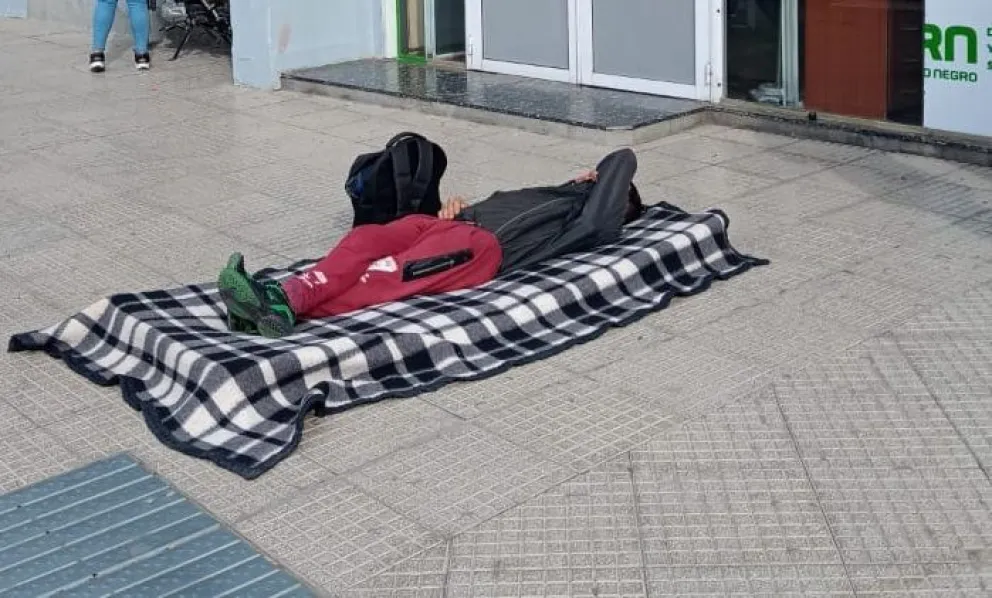 Un hombre se acostó en un colchón enfrente de Desarrollo Humano