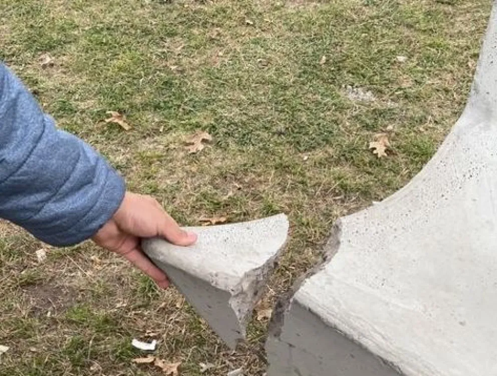 Los vándalos siguen destruyendo las reposeras de cemento en la costanera
