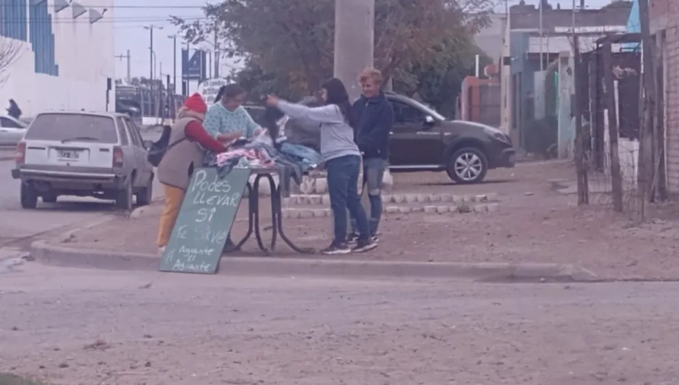 En tiempos de crisis, en Viedma aflora el espíritu de los vecinos: “Podes llevar si te sirve”