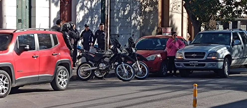Un ciclista no respetó la ciclovía y fue embestido por una camioneta 