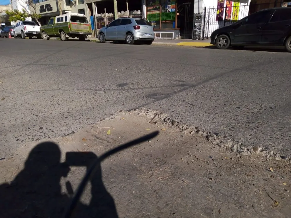 Una diminuta trampa está al acecho en pleno centro de Viedma, y puede generar un dolor de cabeza