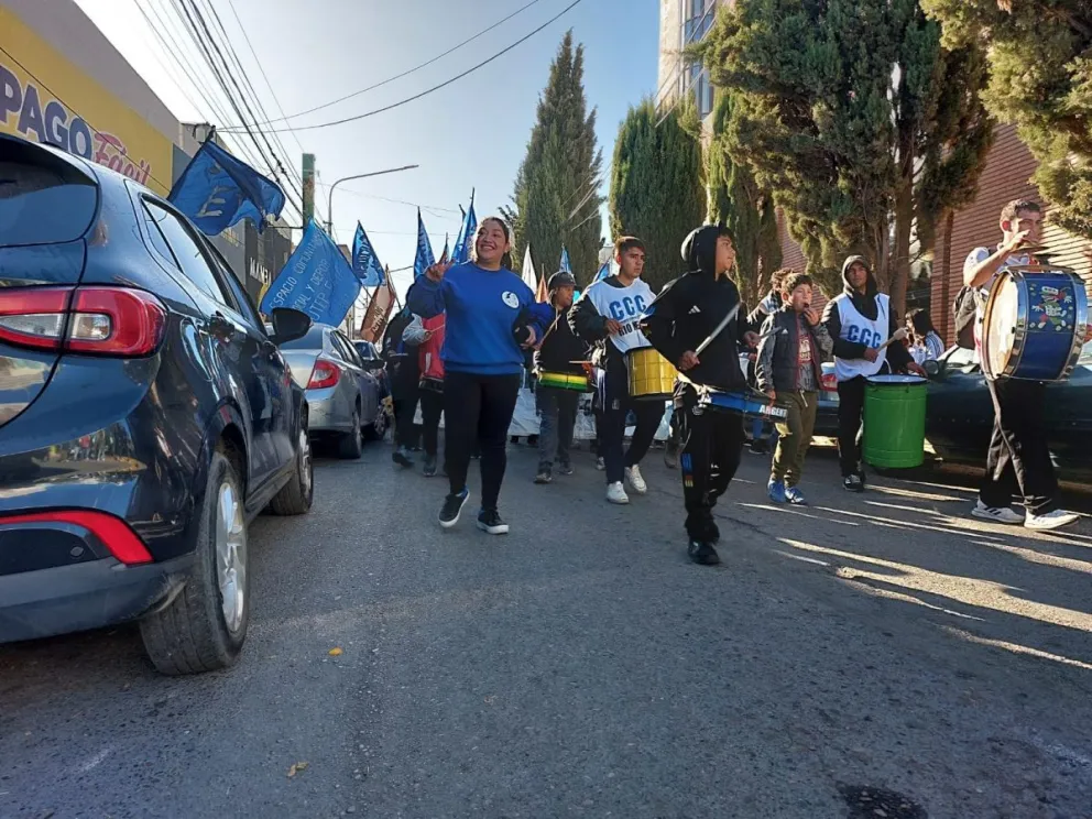 Organizaciones sociales marcharon en Viedma exigiendo ayuda para merenderos y comedores