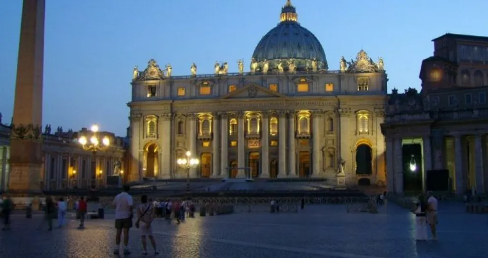 Tensión en el Vaticano: la guardia disparó a los neumáticos de un auto que quiso entrar a toda velocidad