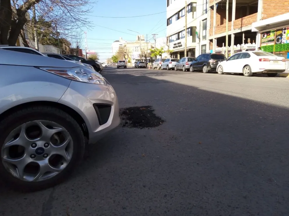 Arreglan un peligroso bache céntrico tras la difusión pública