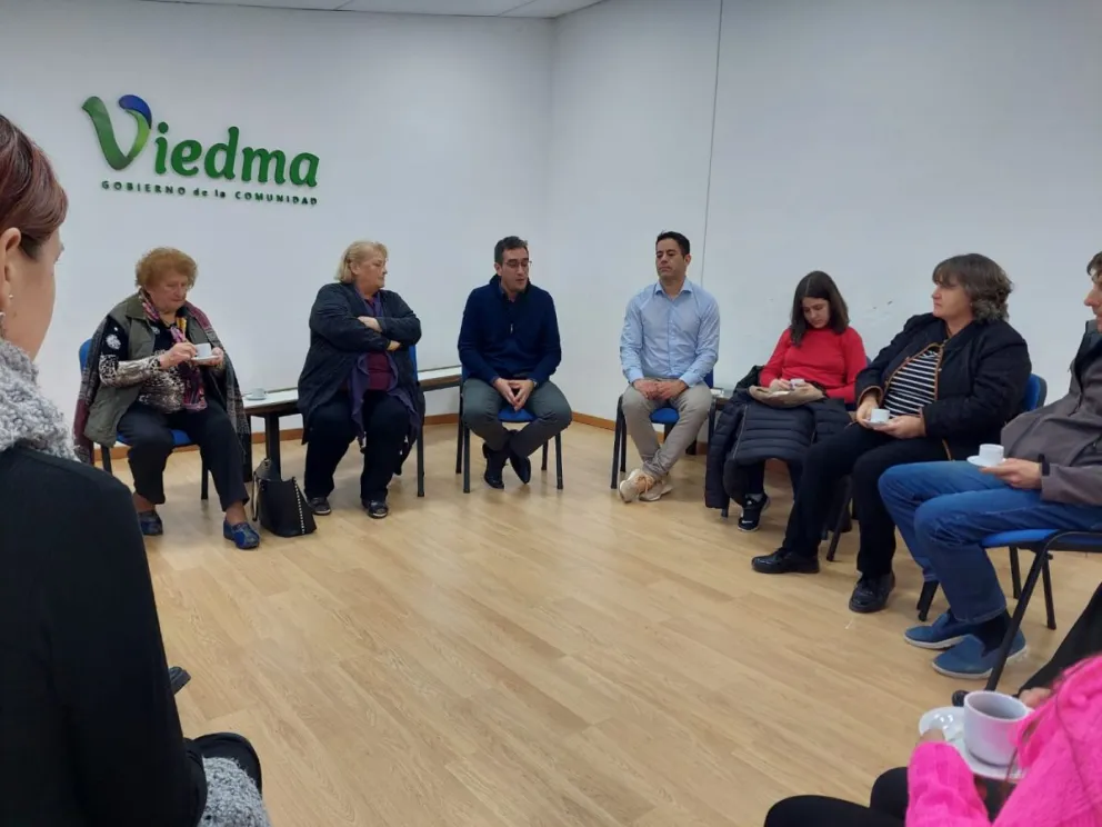 Más banderas estarán en los mástiles de la Plaza de los Inmigrantes