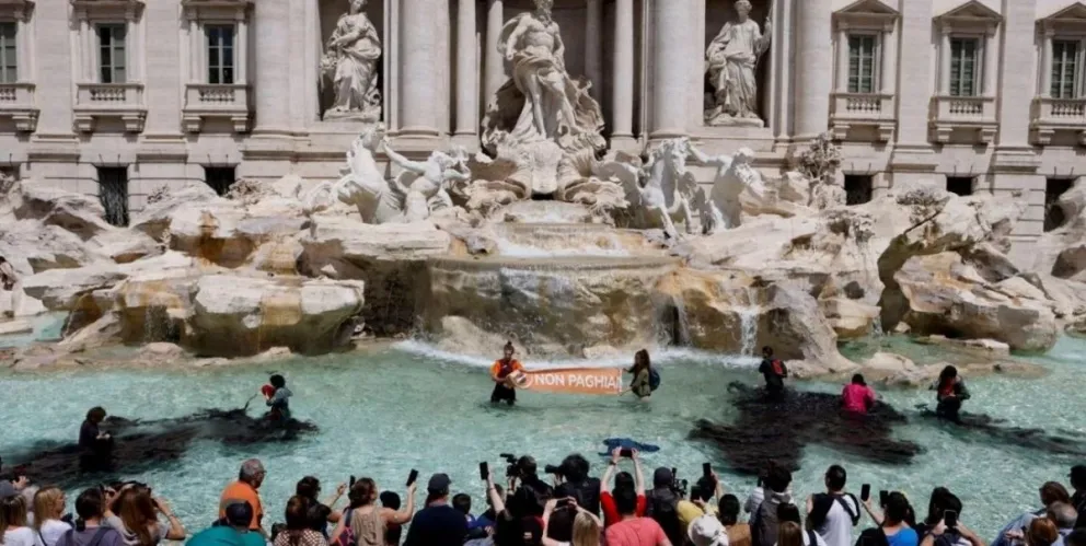 Italia: ambientalistas vandalizaron la famosa Fontana di Trevi