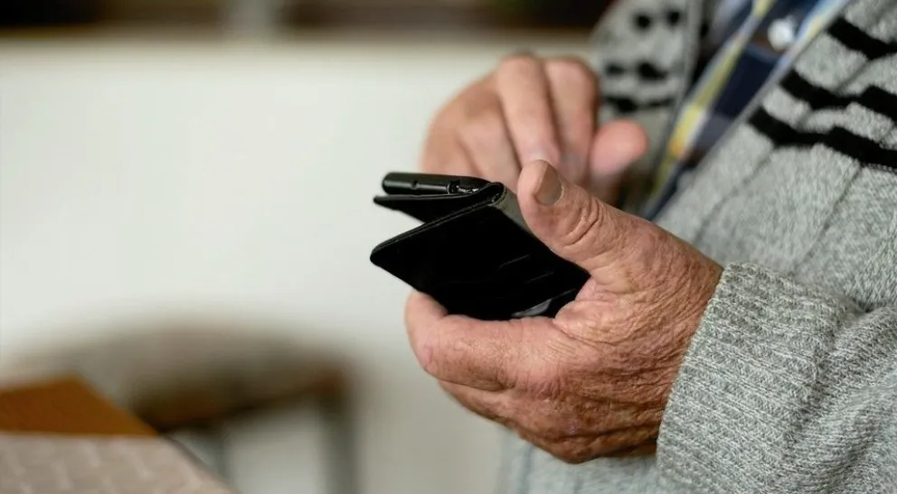 Motosierra de Milei: arreglar el celular en tiempos de crisis