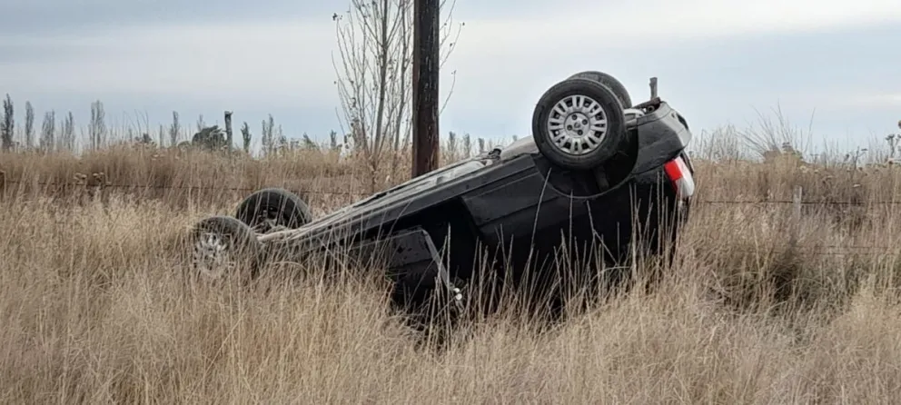 Dramático accidente en la ruta N° 3, cerca de Viedma: se despistó y terminó volcado
