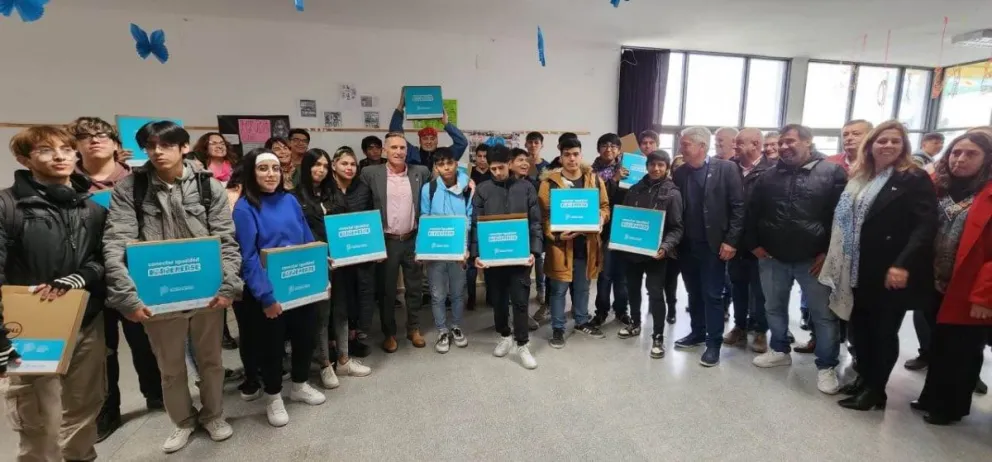 Se concretó la primera entrega de computadoras del programa “Conectar Igualdad Bonaerense”