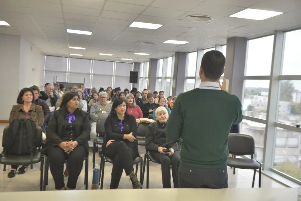 Los adultos mayores se nutrieron de herramientas para evitar estafas telefónicas y virtuales
