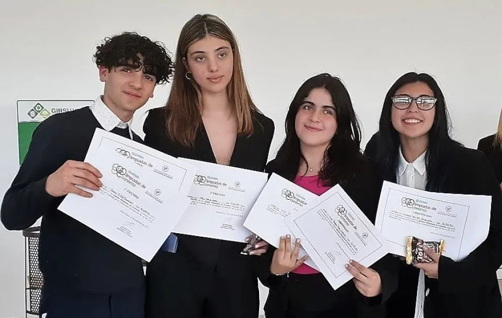 Estudiantes del Colegio San José ganaron las Olimpíadas de Economía y representarán al país en Grecia