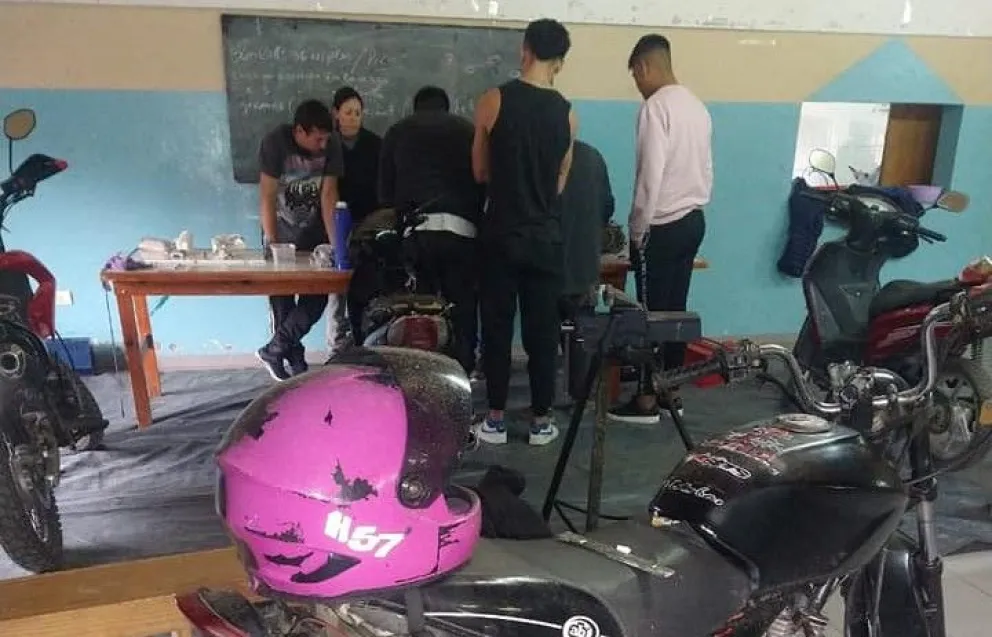 Mediante un taller de mecánica de motos brindan capacitación y contención a jóvenes 