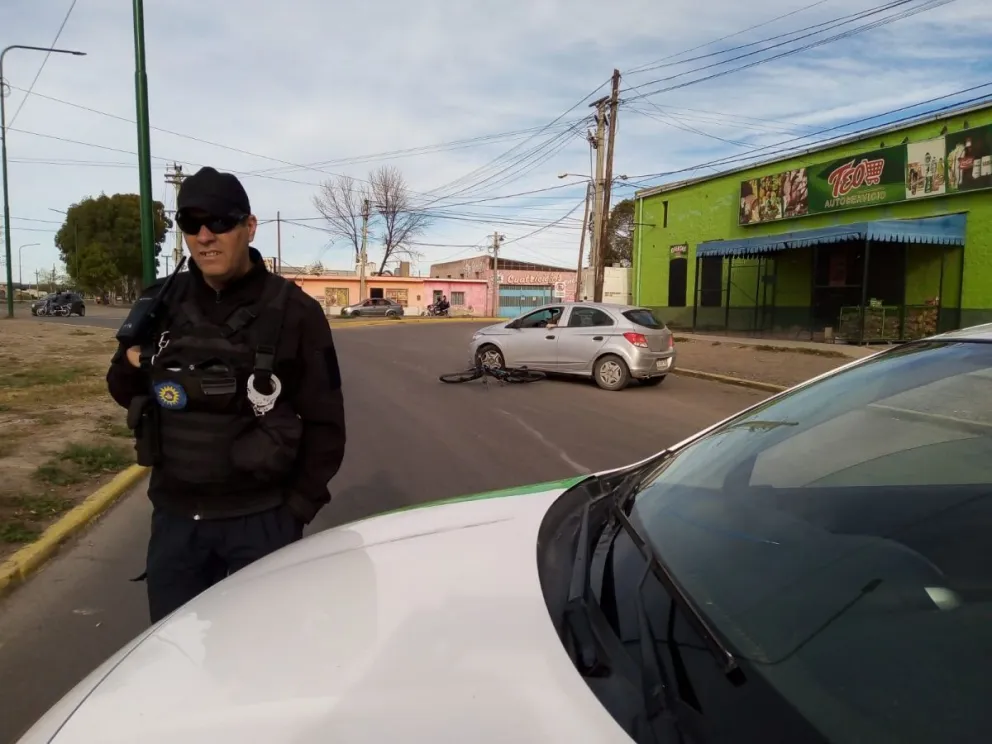 Un ciclista muy golpeado al caer cuando justo salía un auto