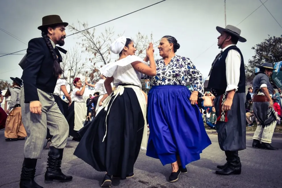 El barrio Belgrano se llenó de color y de baile por el 25 de Mayo